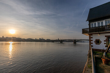 Obraz premium Sonnenuntergang in Mainz am Rhein