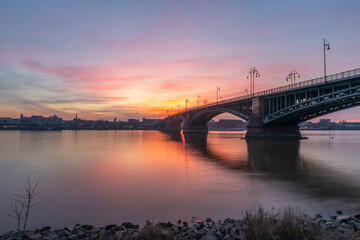 Fototapeta na wymiar Sonnenuntergang an einer Brücke in Mainz am Rhein