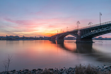 Fototapeta na wymiar Sonnenuntergang an einer Brücke in Mainz am Rhein