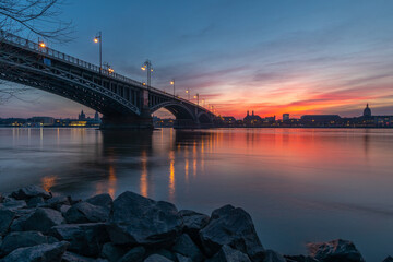 Beleuchtete Brücke in Mainz am Rhein