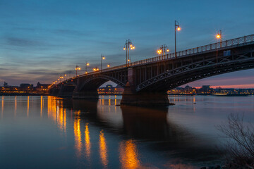 Fototapeta na wymiar Beleuchtete Brücke in Mainz am Rhein