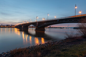 Fototapeta na wymiar Beleuchtete Brücke in Mainz am Rhein