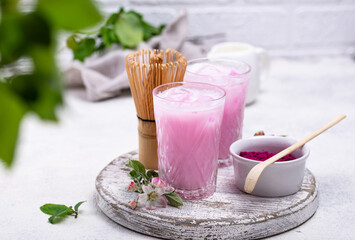 Obraz na płótnie Canvas Pink matcha ice latte with milk