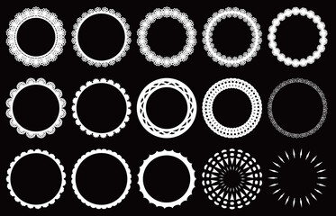 白色の円形のレース風の装飾フレームの素材セット