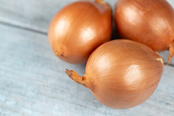 Flat lay voew whole onions wooden boards background