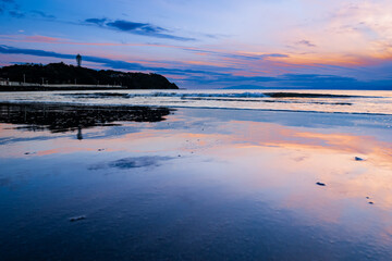 片瀬海岸から江ノ島の夕景リフレクション