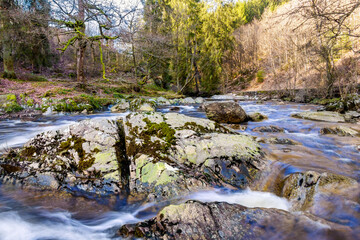 Felsen und wirbelndes Wasser auf der hohen Rur bei Monschau