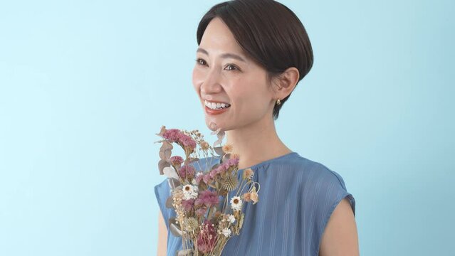 花束を持つ日本人女性