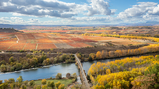 Puente medieval que cruza el rio Ebro a su paso por San Vicente de la Sonsierra, en la Rioja, Espa&ntilde;a