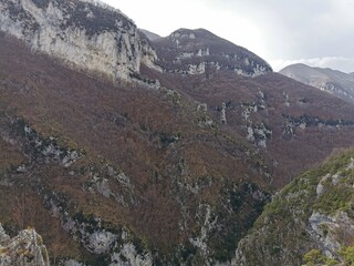 Montagna, Appennino Abruzzese, cielo nuvoloso, alberi, verde, panorama montuoso