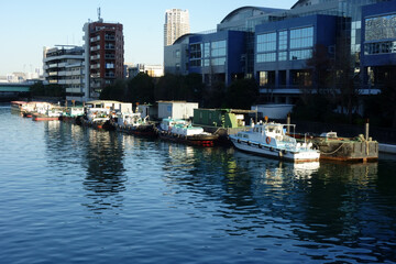 下町河口、東京ウォーターフロントの船が係留されている街の眺め