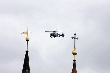 Polizeihubschrauber und Kirchturmspitzen
