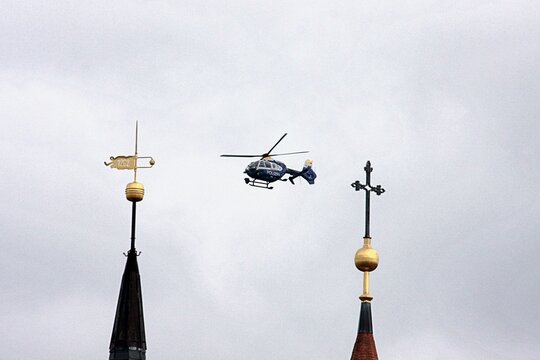 Polizeihubschrauber und Kirchturmspitzen