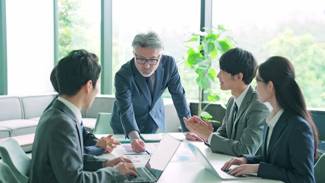 会議する幅広い世代のビジネスグループ　スローモーション