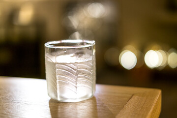 水の入ったコップと外の光