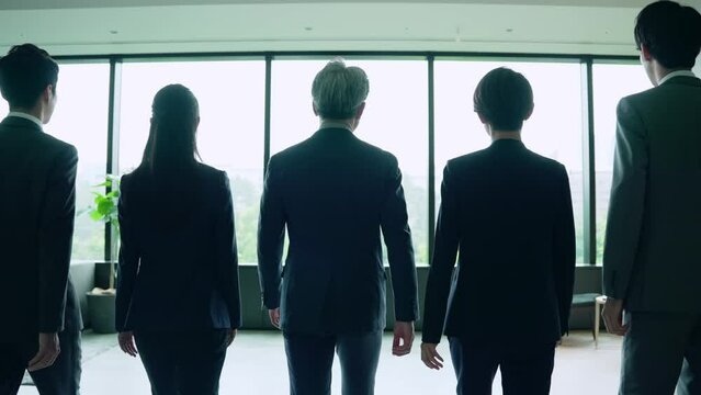 並んで歩く幅広い世代のビジネスグループ