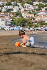 Chico jugando en la arena, playa, verano
