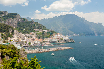 Fototapeta premium Amalfi, Salerno. Veduta del porto della città con molo e barche