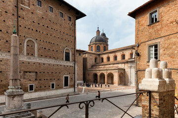 URBINO. PIAZZA RINASCIMENTO VISTA DALLA CHIESA DI SAN DOMENICO.