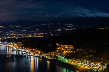 Fototapeta na wymiar Nachtpanorama von Taormina in Sizilien, Italien