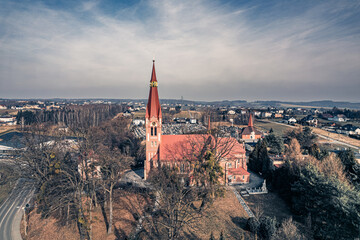 Marklowice koło Wodzisławia Śląskiego, kościół katolicki zimą z lotu ptaka na Śląsku w Polsce