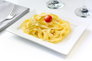 Tagliatelles et tomate cerise