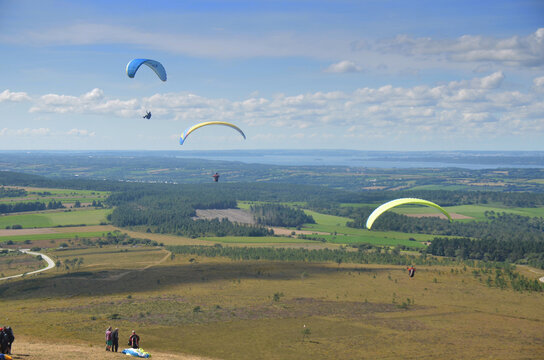 3 parapentes sur le menez hom