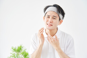顔の肌トラブルに悩む男性