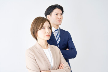 腕組みするビジネスウーマンとビジネスマンのポートレート　白背景