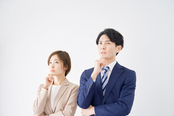 考えるビジネスウーマンとビジネスマン　白背景
