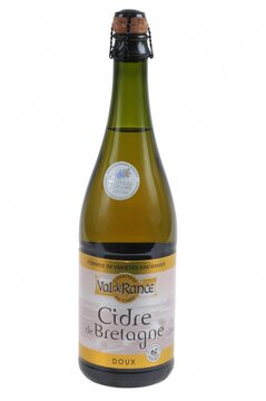 Bouteille de cidre doux de Bretagne de la marque Val de Rance gros plan sur fond blanc