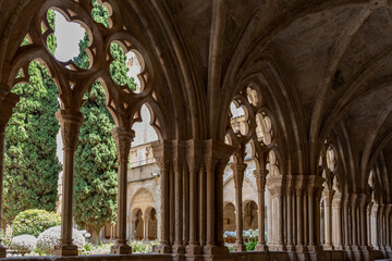 Beautiful cloister of the Poblet Monastery. Tarragona, Spain - obrazy, fototapety, plakaty