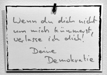 Zitat von Peer Steinbrück auf einem Zettel: "Wenn du dich nicht um mich kümmerst, dann verlasse ich dich. Deine Demokratie"