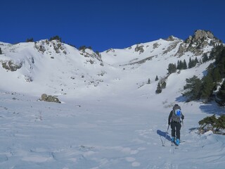 Fototapeta na wymiar Skieur de rando en montagne sur la neige dans les Pyrénées l'hiver
