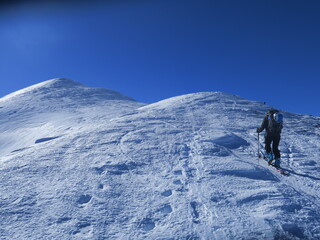 Fototapeta na wymiar Skieur de rando en montagne sur la neige dans les Pyrénées l'hiver