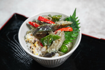 雑穀米の鉄火茄子丼