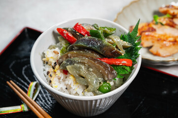 雑穀米の鉄火茄子丼