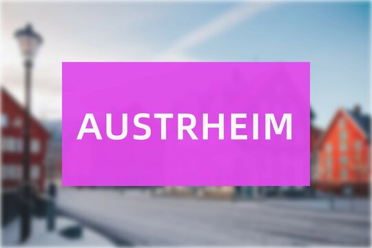 Austrheim: Der Name der norwegischen Stadt Austrheim in der Region Hordaland vor einem Hintergrundfoto