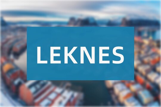 Leknes: Der Name der norwegischen Stadt Leknes in der Region Nordland vor einem Hintergrundfoto