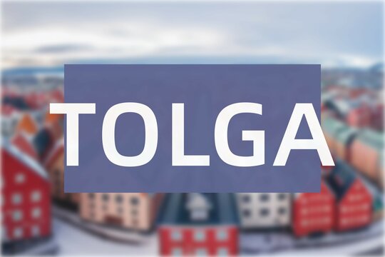 Tolga: Der Name der norwegischen Stadt Tolga in der Region Hedmark vor einem Hintergrundfoto