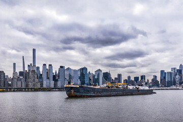 Fototapeta na wymiar Scenic view of the New York Manhattan skyline seen from across the Hudson River in Edgewater, New Jersey
