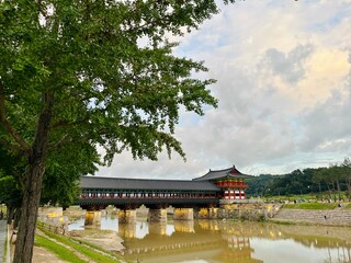Fototapeta premium The sunset view of Woljeonggyo Bridge in Gyeongju, Korea (경주 월정교 해질녘 풍경)