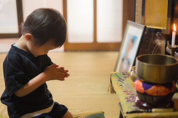 お盆の行事_お仏壇にお祈りする2歳児