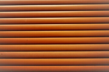 Rotbraune alte geschlossene gestreifte Fensterlade als Hintergrund 