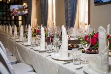 Elegant gedeckter Tisch auf einer Hochzeitsfeier