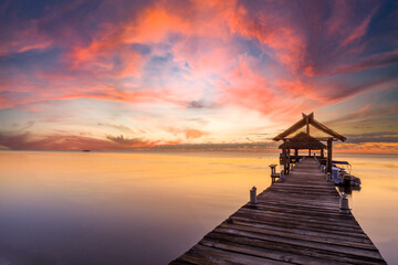 Obraz na płótnie Canvas sunset on the pier