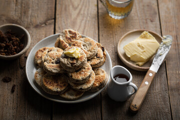Griddle cakes ou Welsh cakes scones gâteaux plats aux raisins secs