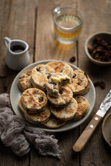 Griddle cakes ou Welsh cakes scones gâteaux plats aux raisins secs