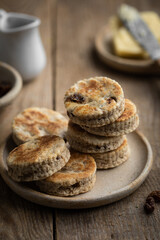 Griddle cakes ou Welsh cakes scones gâteaux plats aux raisins secs