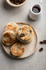 Griddle cakes ou Welsh cakes scones gâteaux plats aux raisins secs